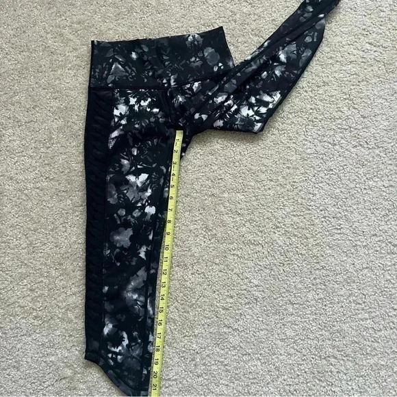 Lululemon Sunrise Salutation Workout Leggings Crop Vented High Rise Black WM 4 - Picture 8 of 16